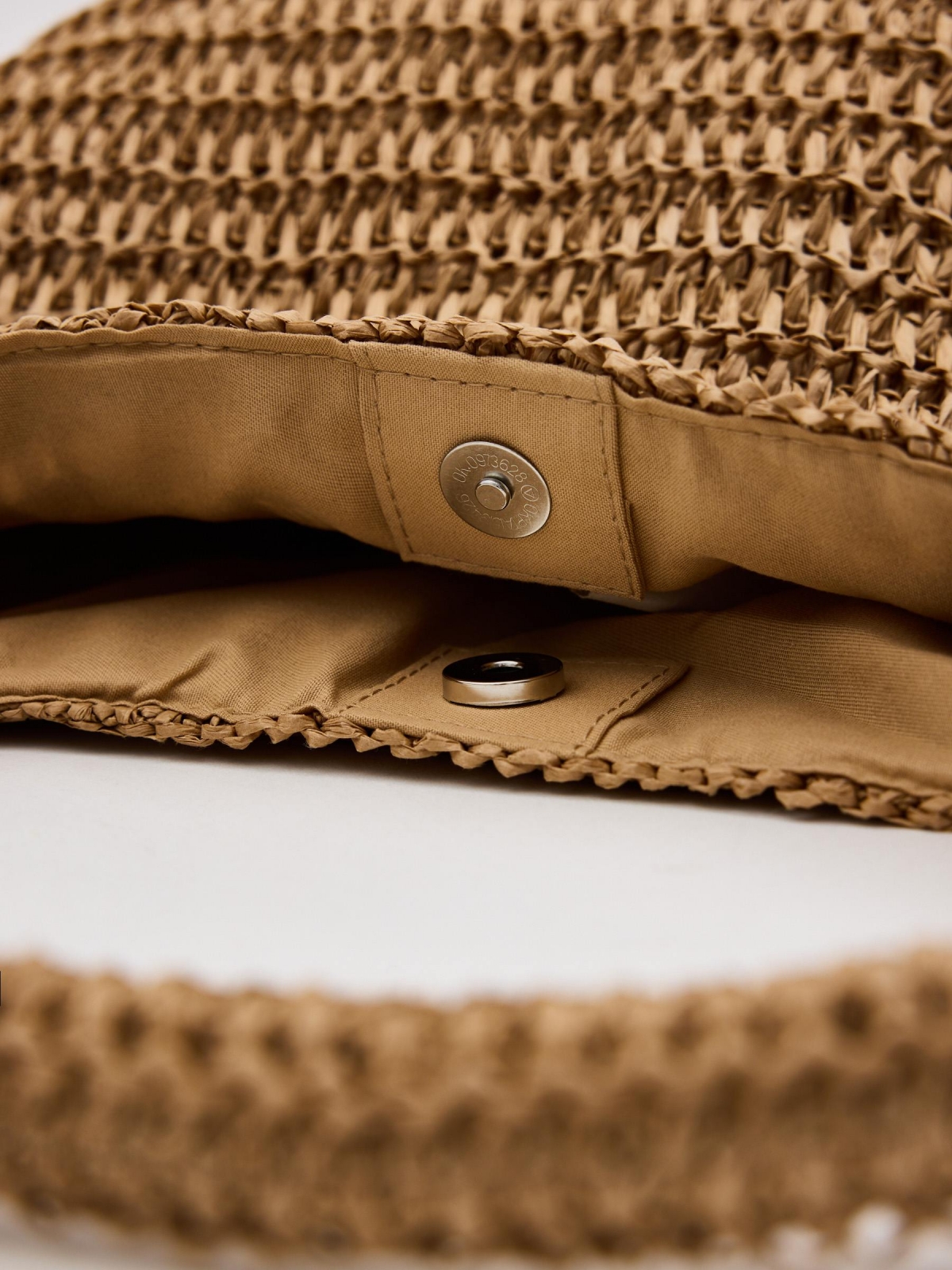 Bolso hombro rafia trenzada marrón vista interior