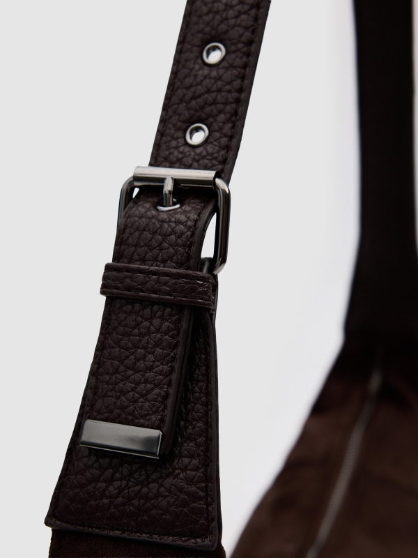 Bolso cruzado efecto piel marrón oscuro vista interior