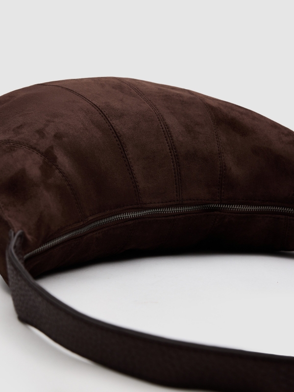 Bolso cruzado efecto piel marrón oscuro vista detalle