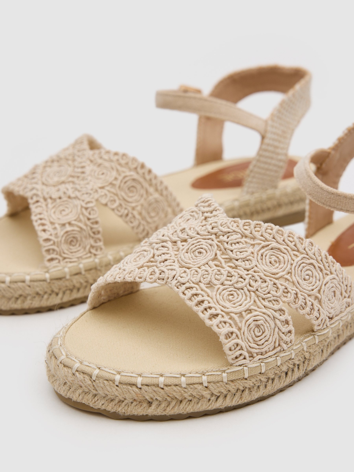 Sandalias yute tiras cruzadas arena vista detalle