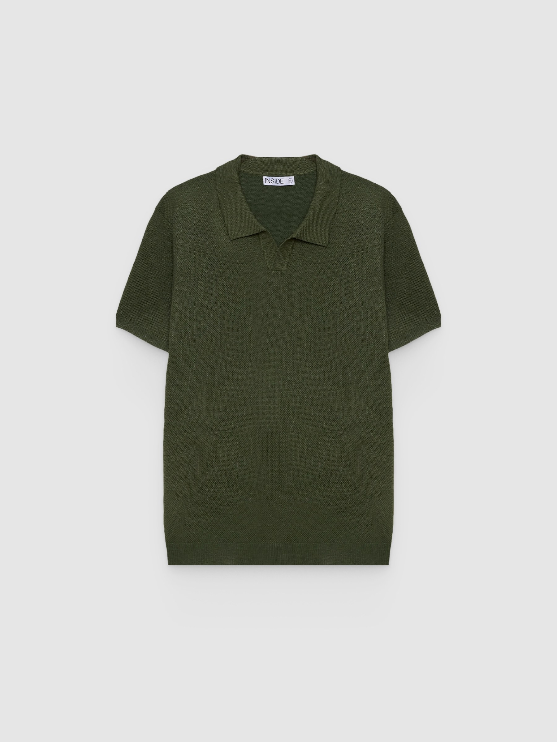 Polo básico de punto verde vista media frontal