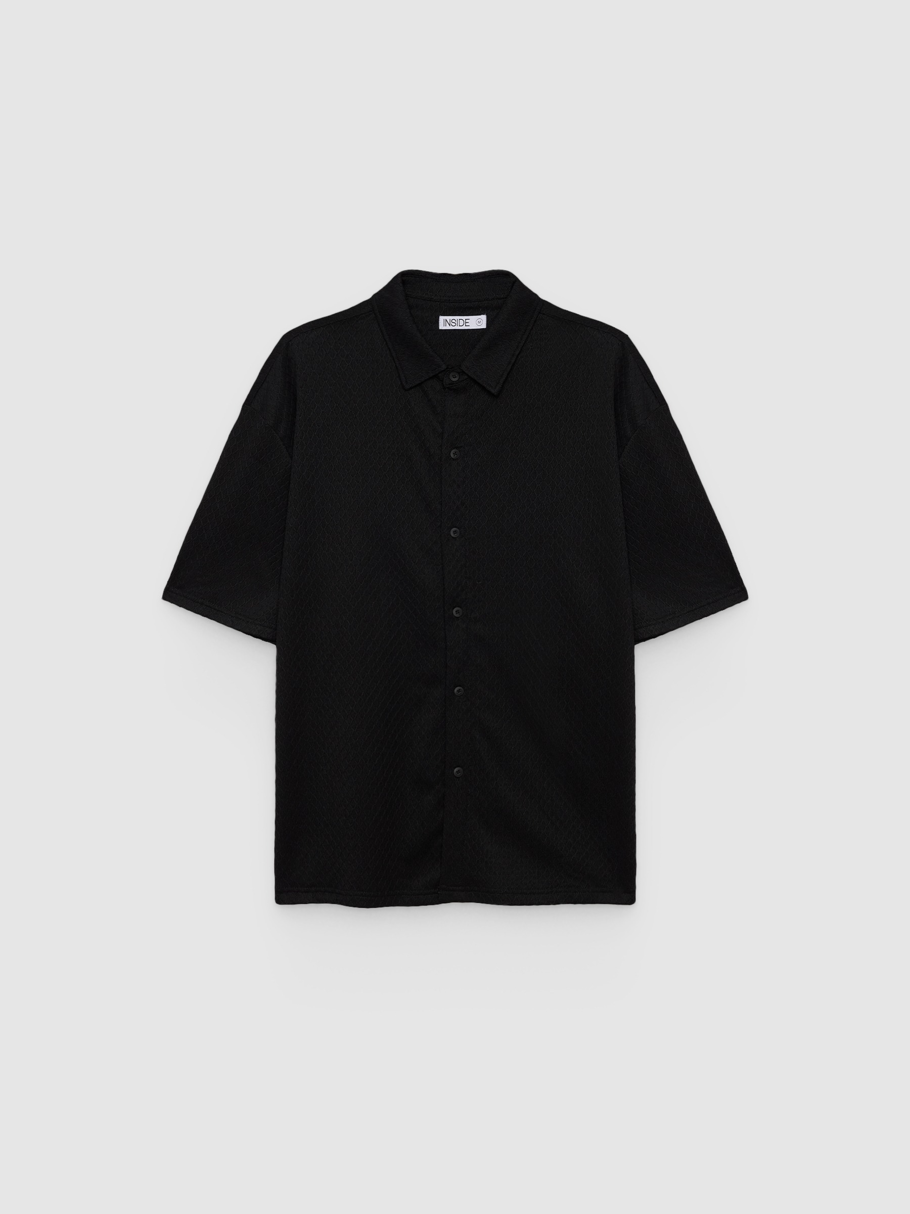 Camiseta básica de malha com botões preto vista meia frontal