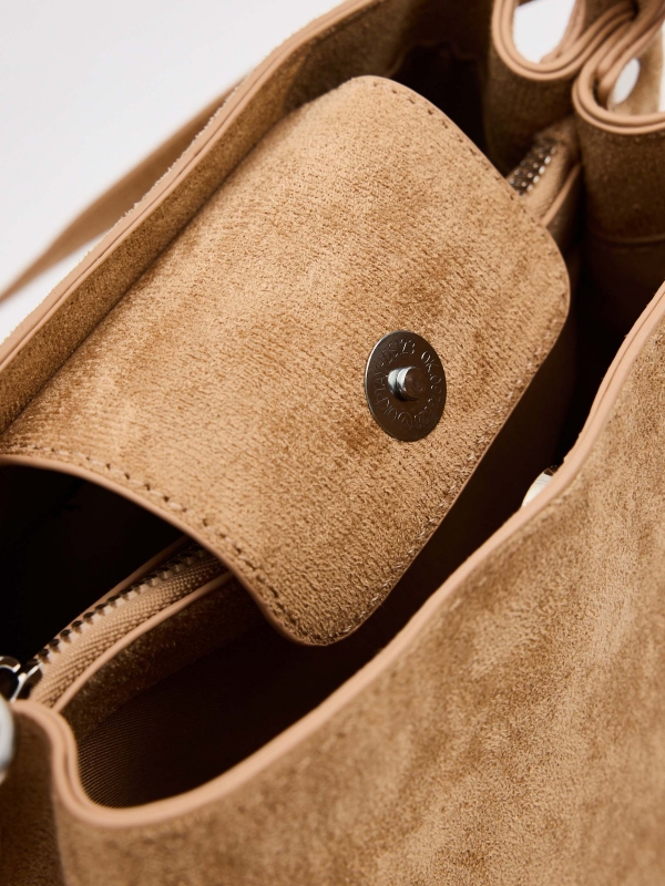 Bolso cruzado efecto piel marrón tierra vista interior