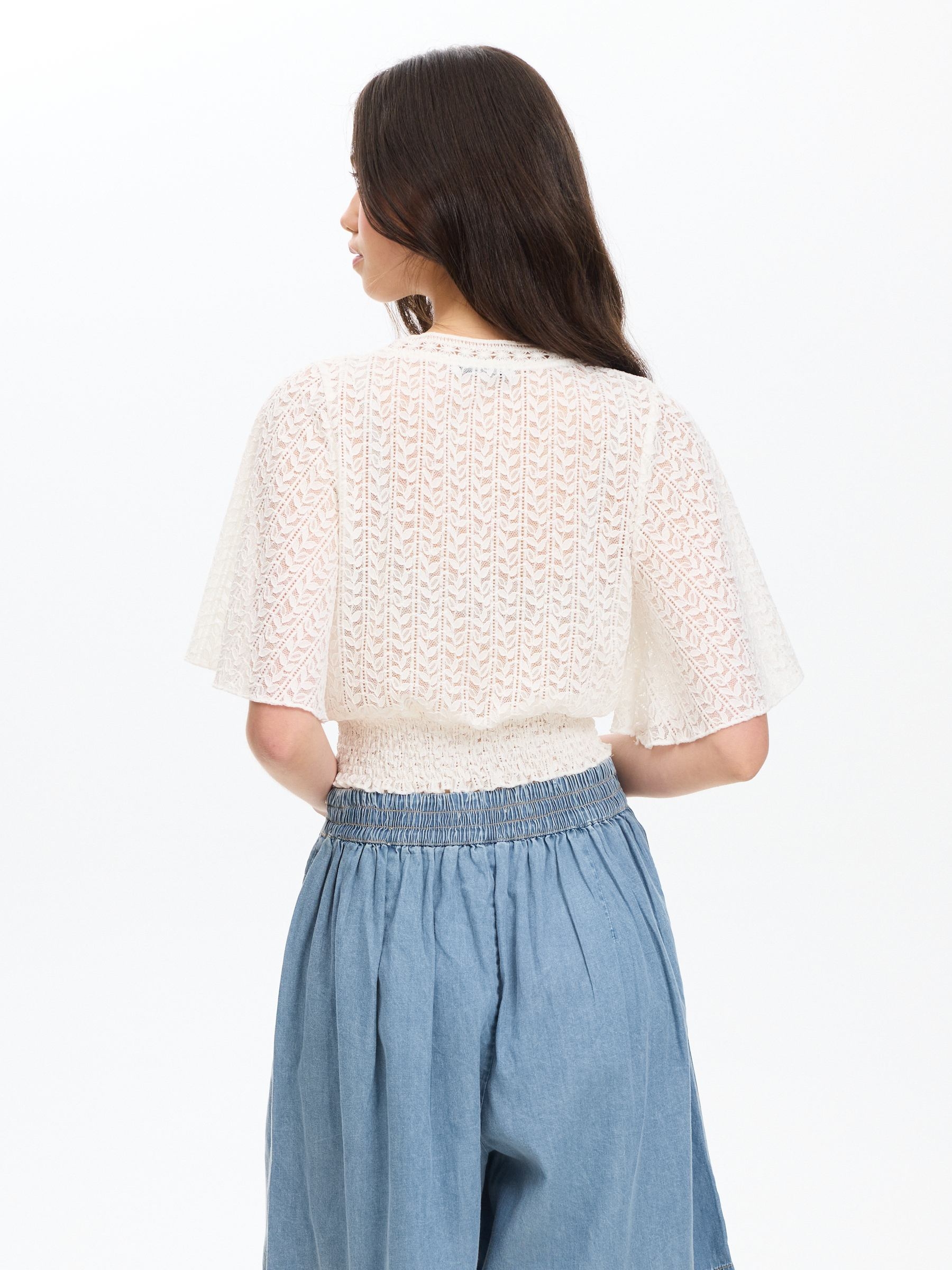 Blusa fluida de encaje blanco vista media frontal