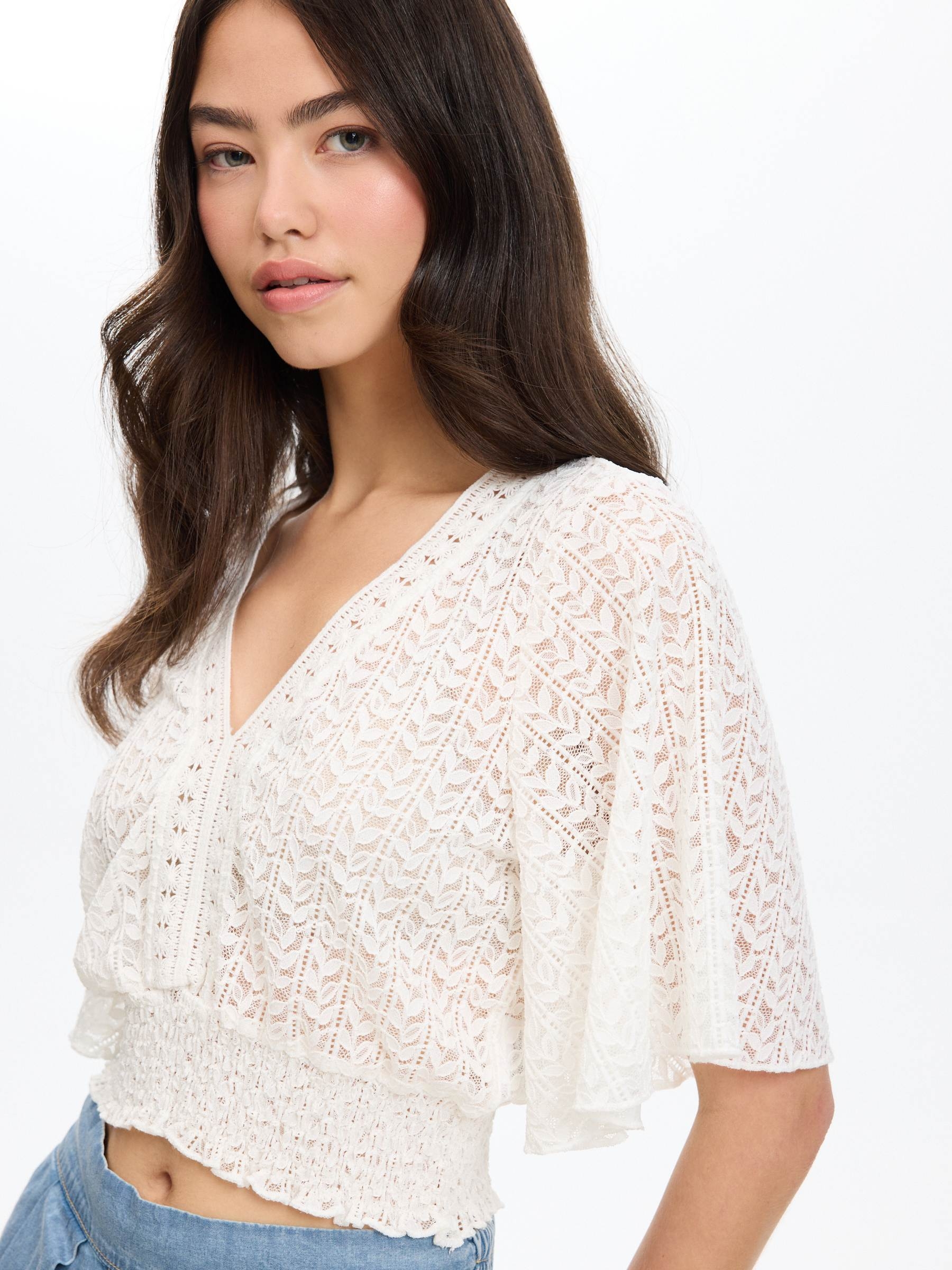 Blusa fluida de encaje blanco vista media frontal