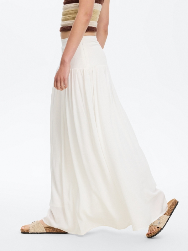 Saia maxi fluida de viscose branco vista detalhe