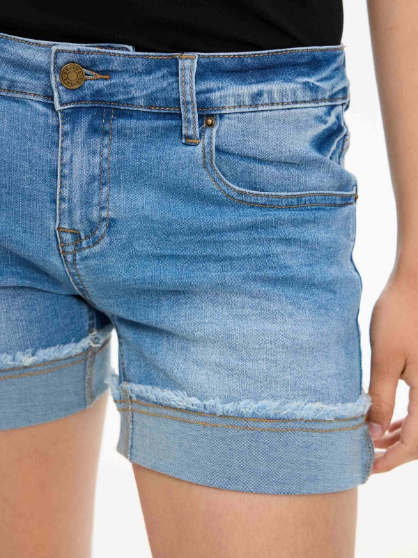 Frayed hem denim shorts blue detail view