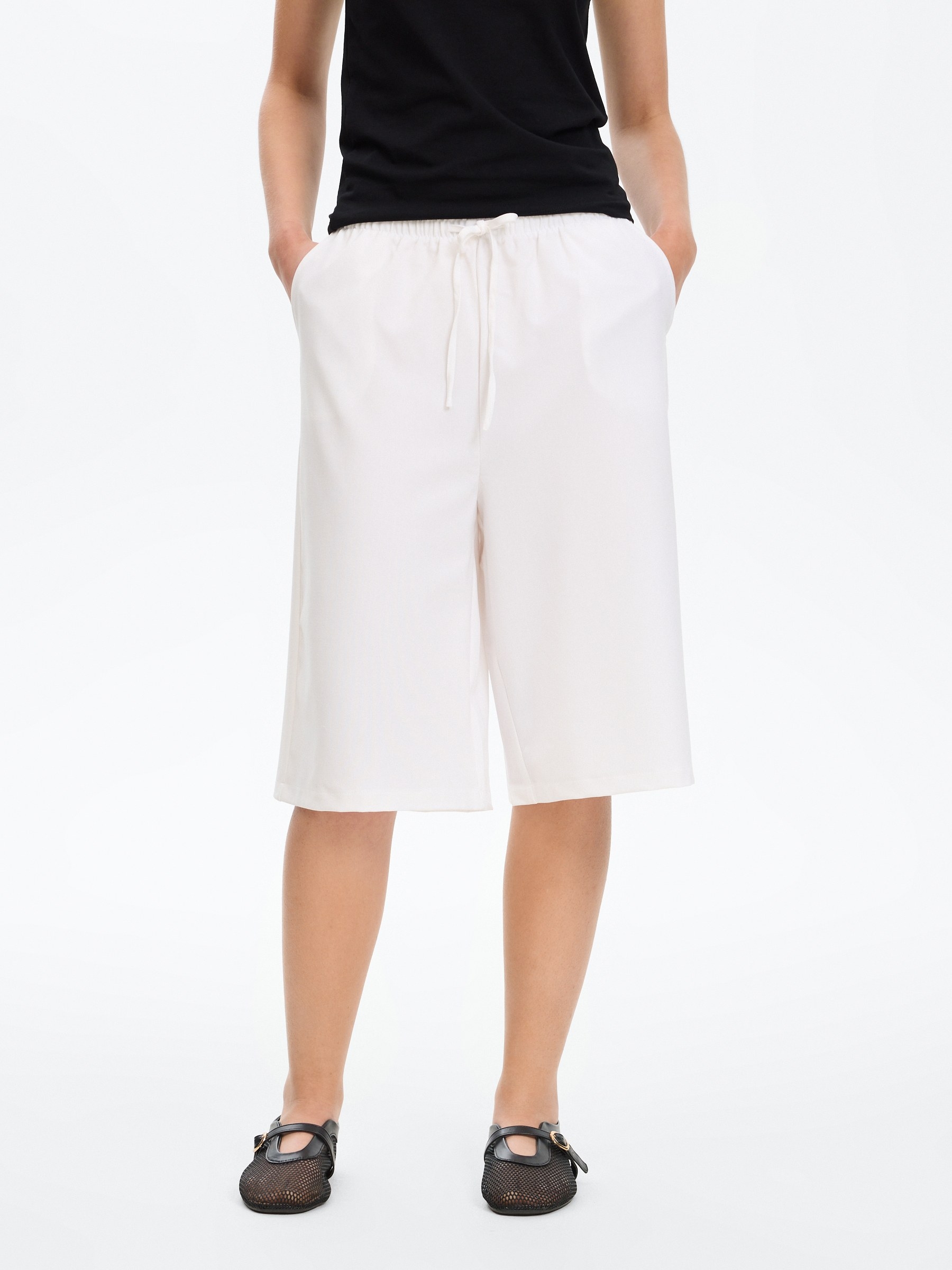  High-waisted Bermuda shorts with drawstrings white front view