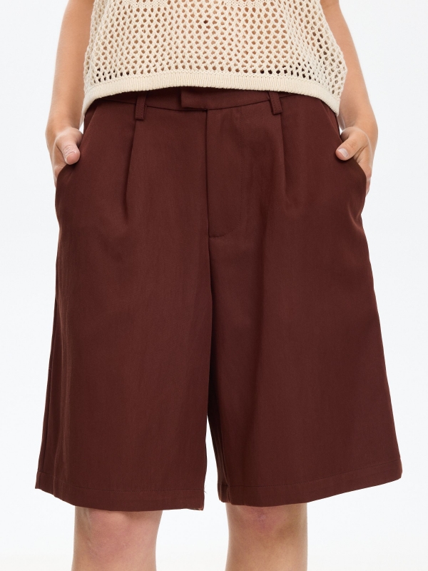Bermuda shorts with textured pleats chocolate detail view