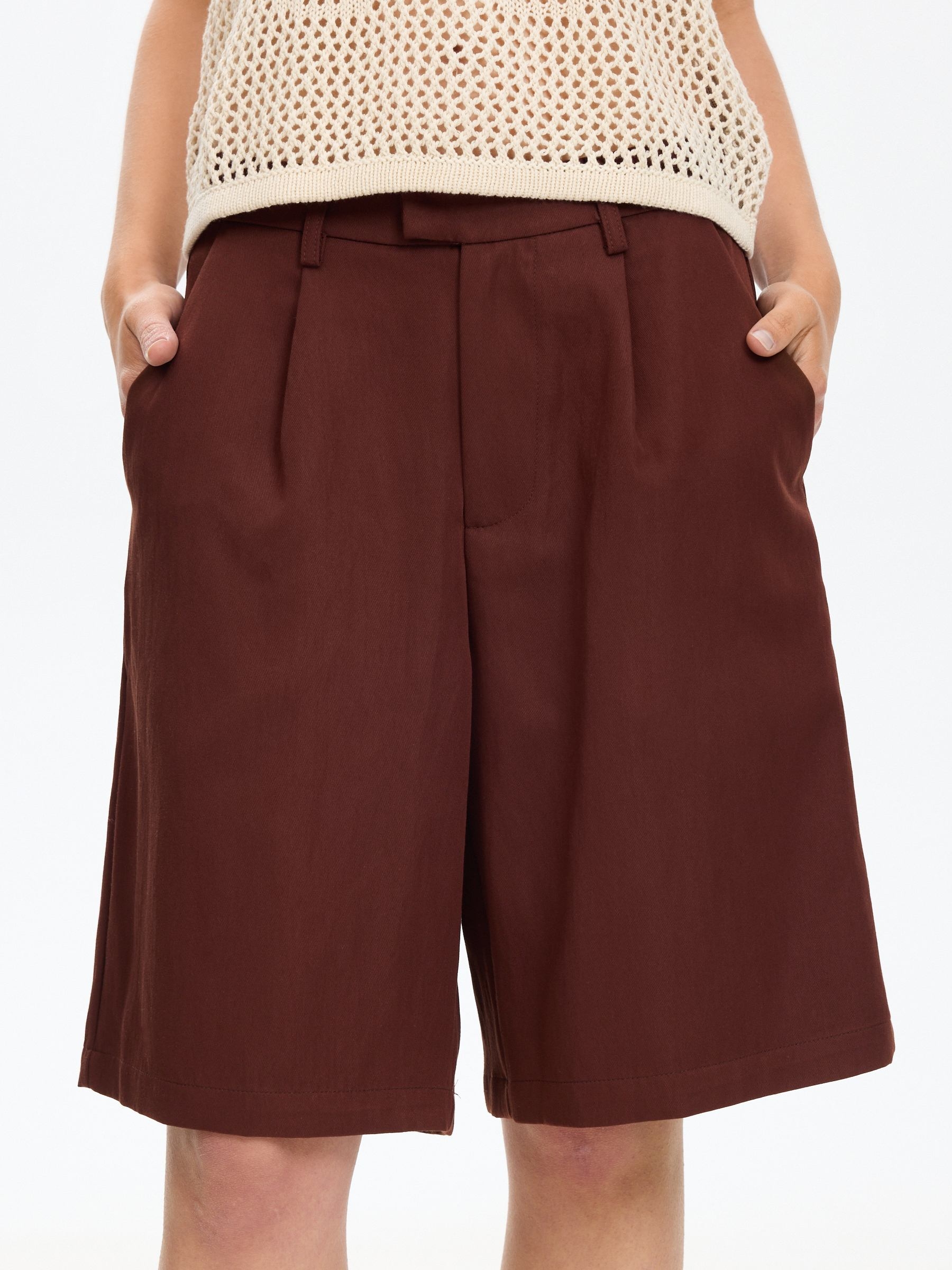 Bermuda shorts with textured pleats chocolate middle front view