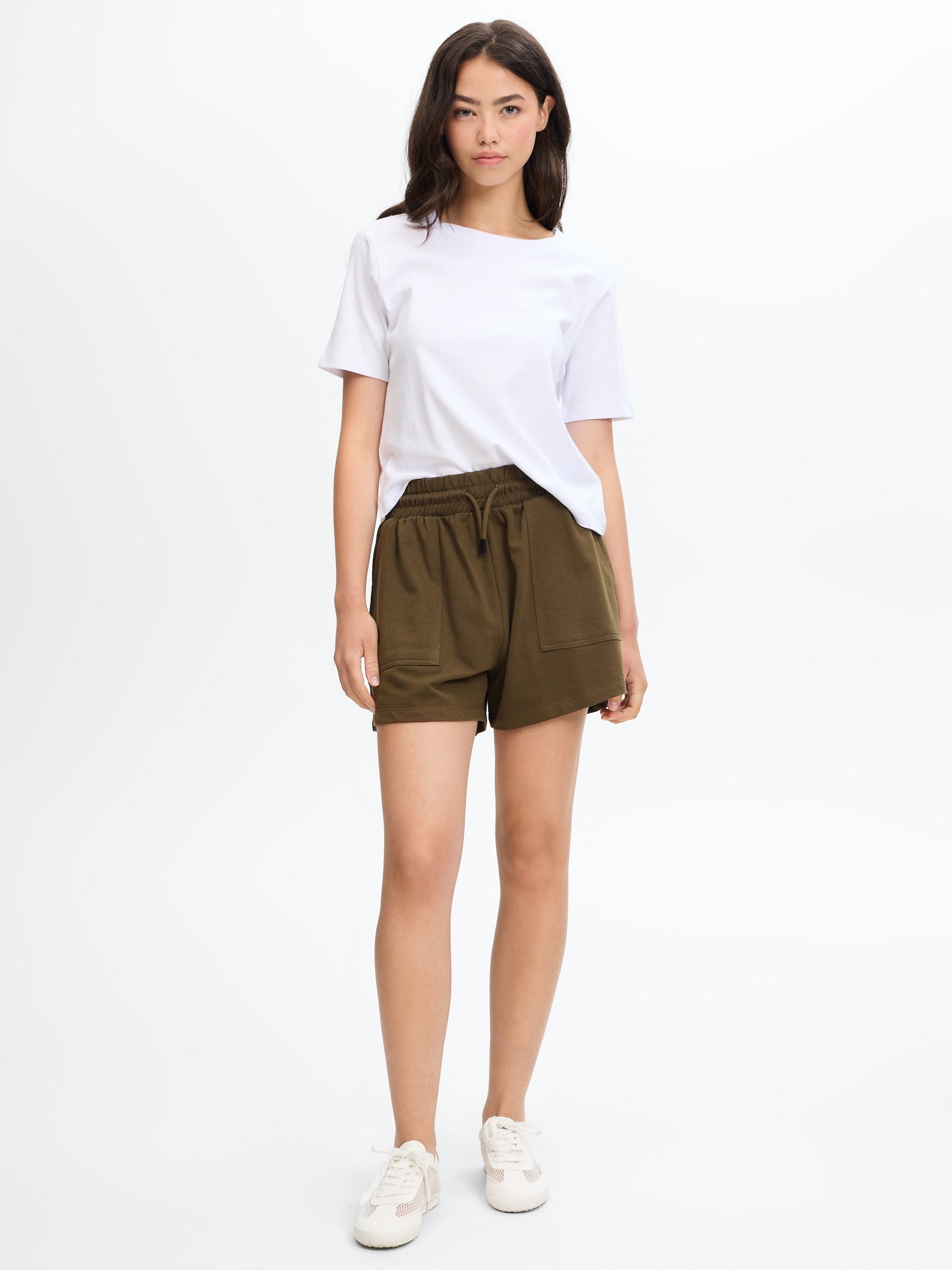 Shorts de moletom com bolsos verde oliva vista meia frontal