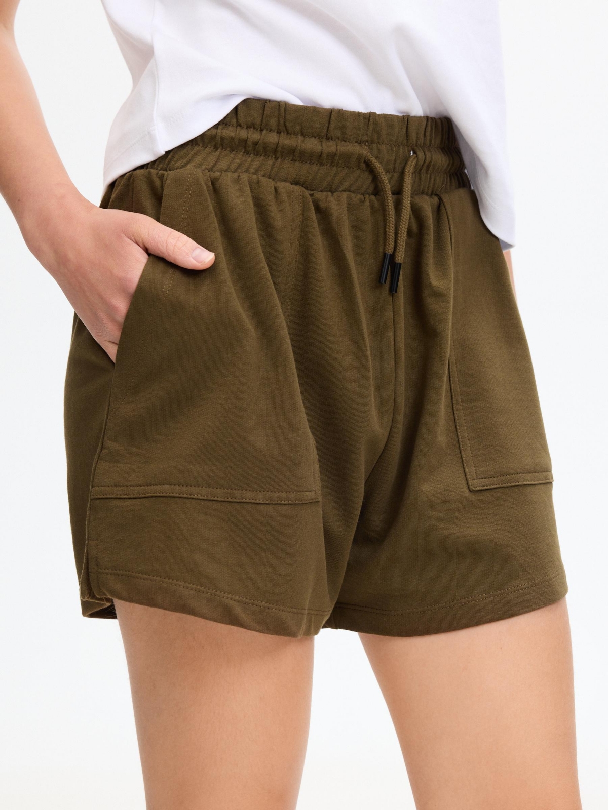 Shorts de moletom com bolsos verde oliva vista detalhe