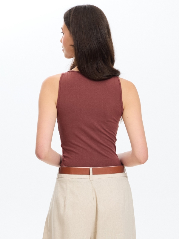 Camiseta básica halter slim chocolate vista media trasera