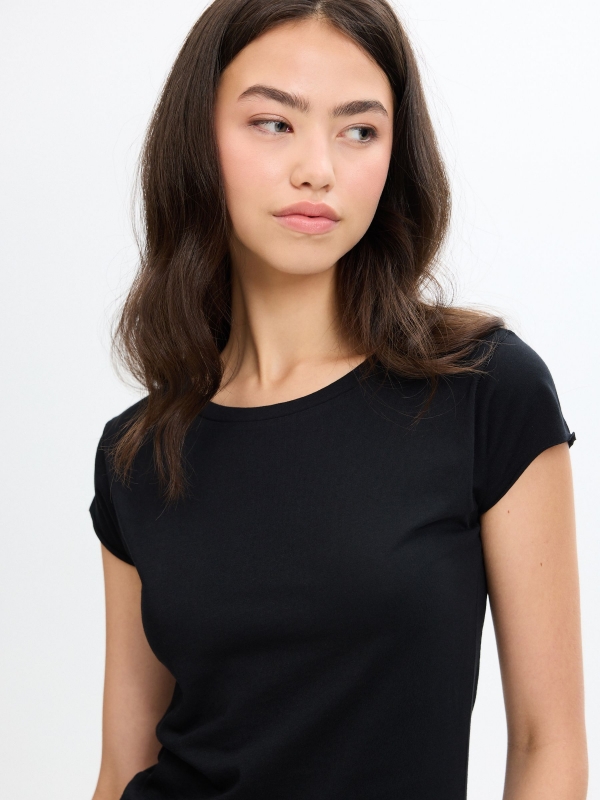 Camiseta básica algodão preto vista detalhe
