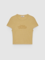%Pto% Camiseta básica canelada com texto areia vista frontal