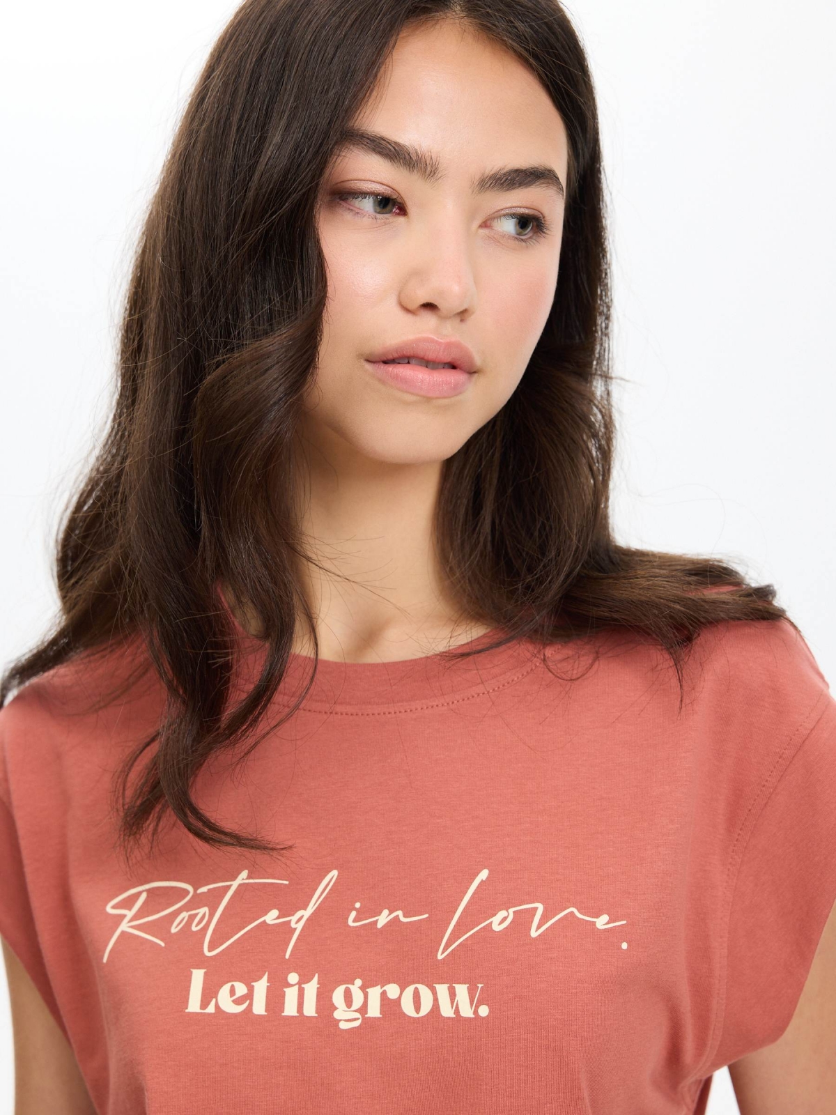Camiseta oversized estampada de algodão marrom claro vista detalhe