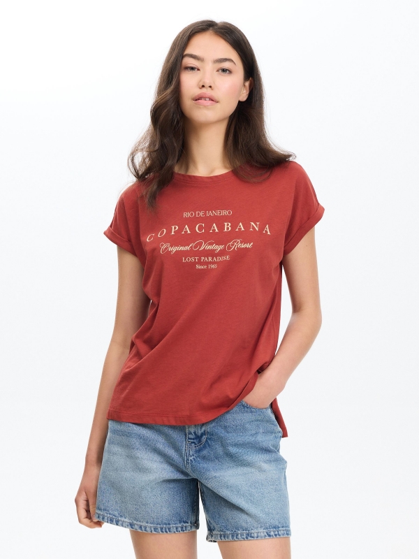 Camiseta oversize com barra assimétrica terracota vista meia frontal