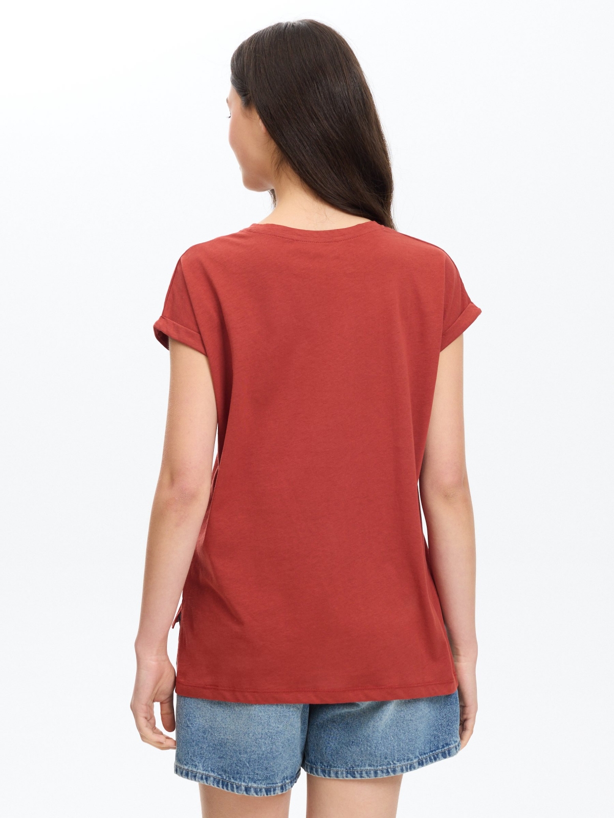 Camiseta oversize com barra assimétrica terracota vista meia traseira