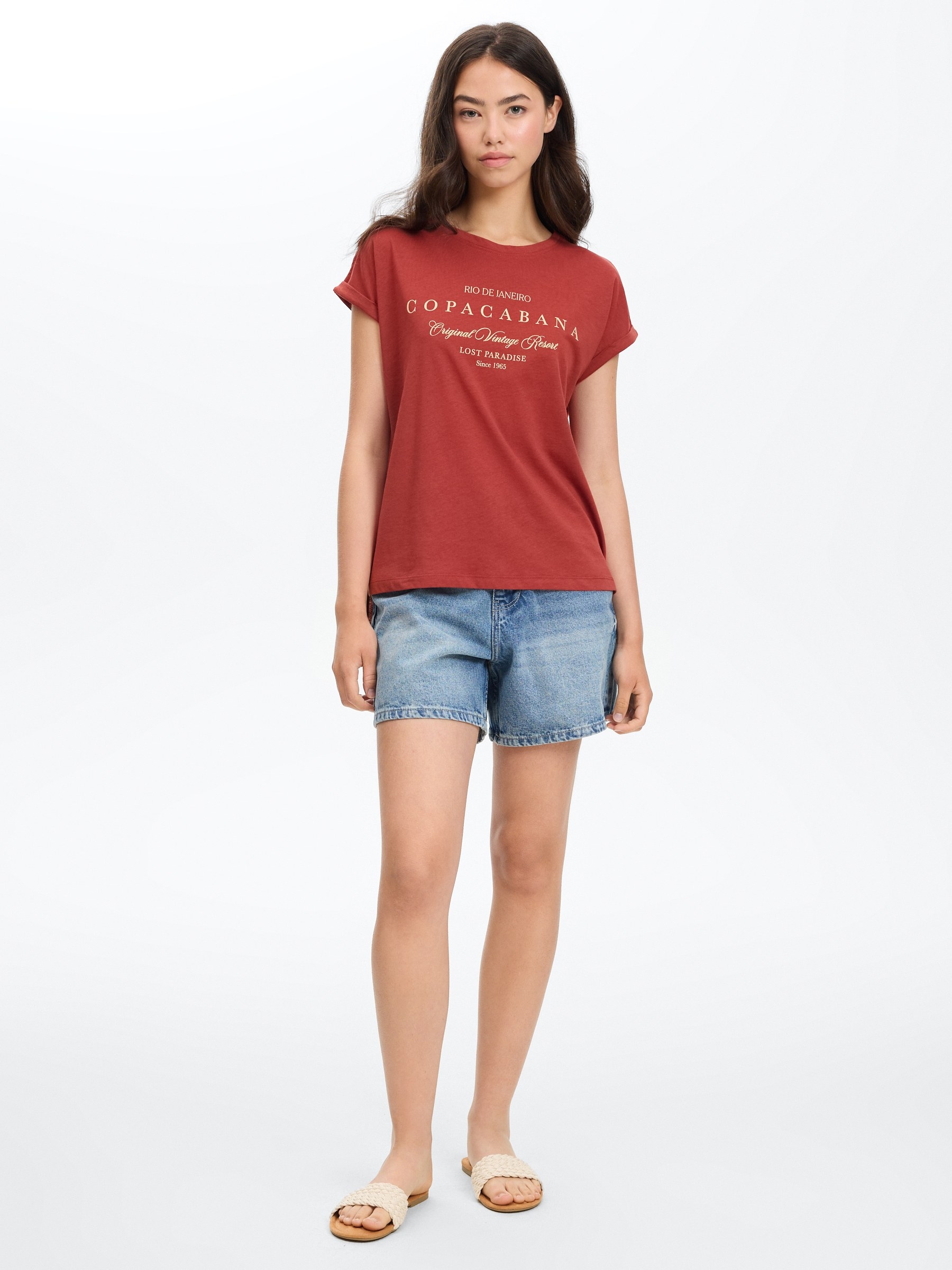 Oversized T-shirt with asymmetric hem brick red middle front view