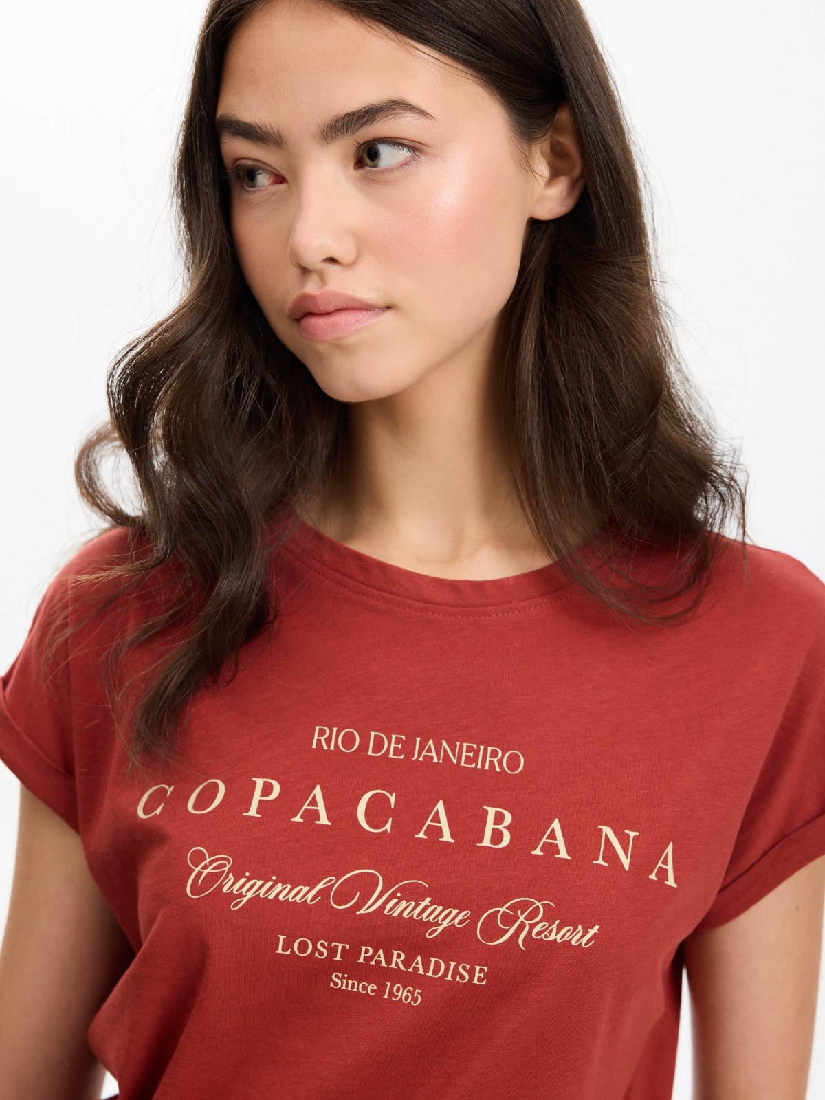 Camiseta oversize com barra assimétrica terracota vista detalhe