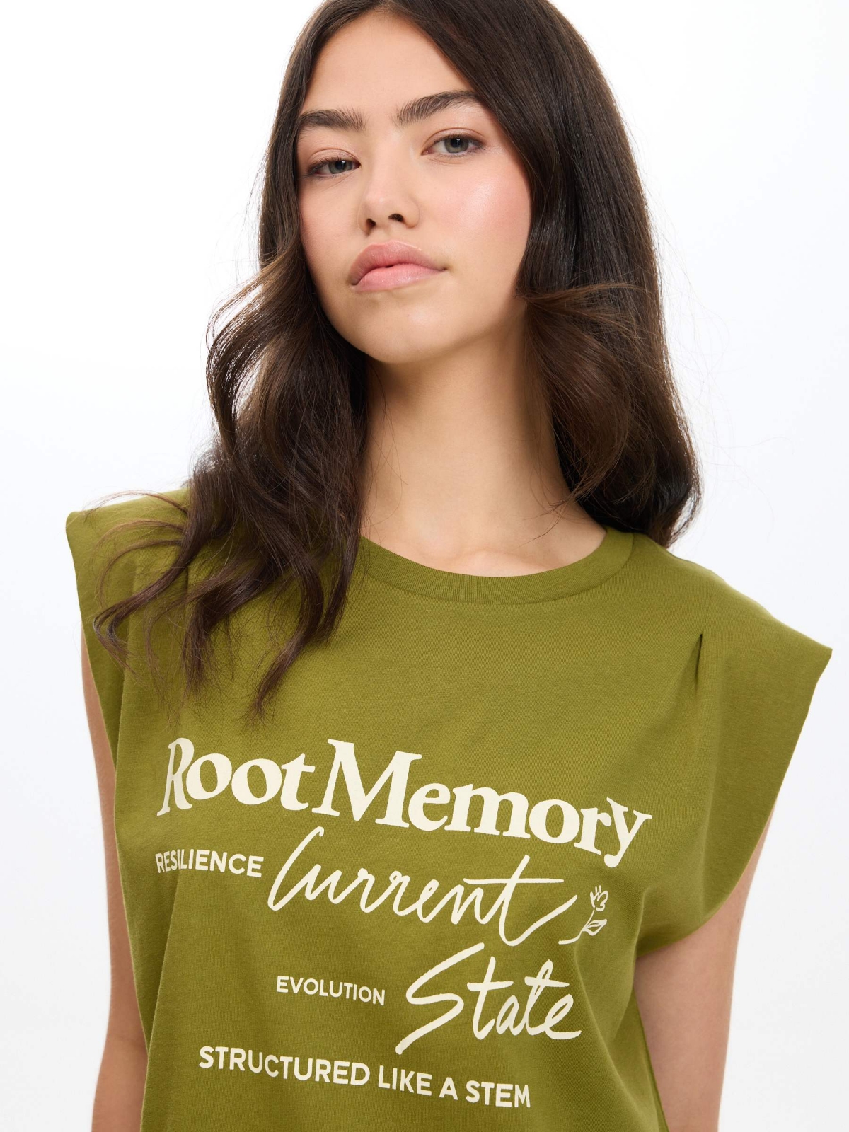 Sleeveless T-shirt with text print green detail view