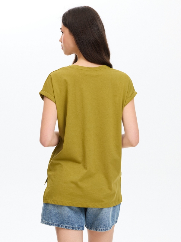 Camiseta oversized larga verde oliva vista media trasera