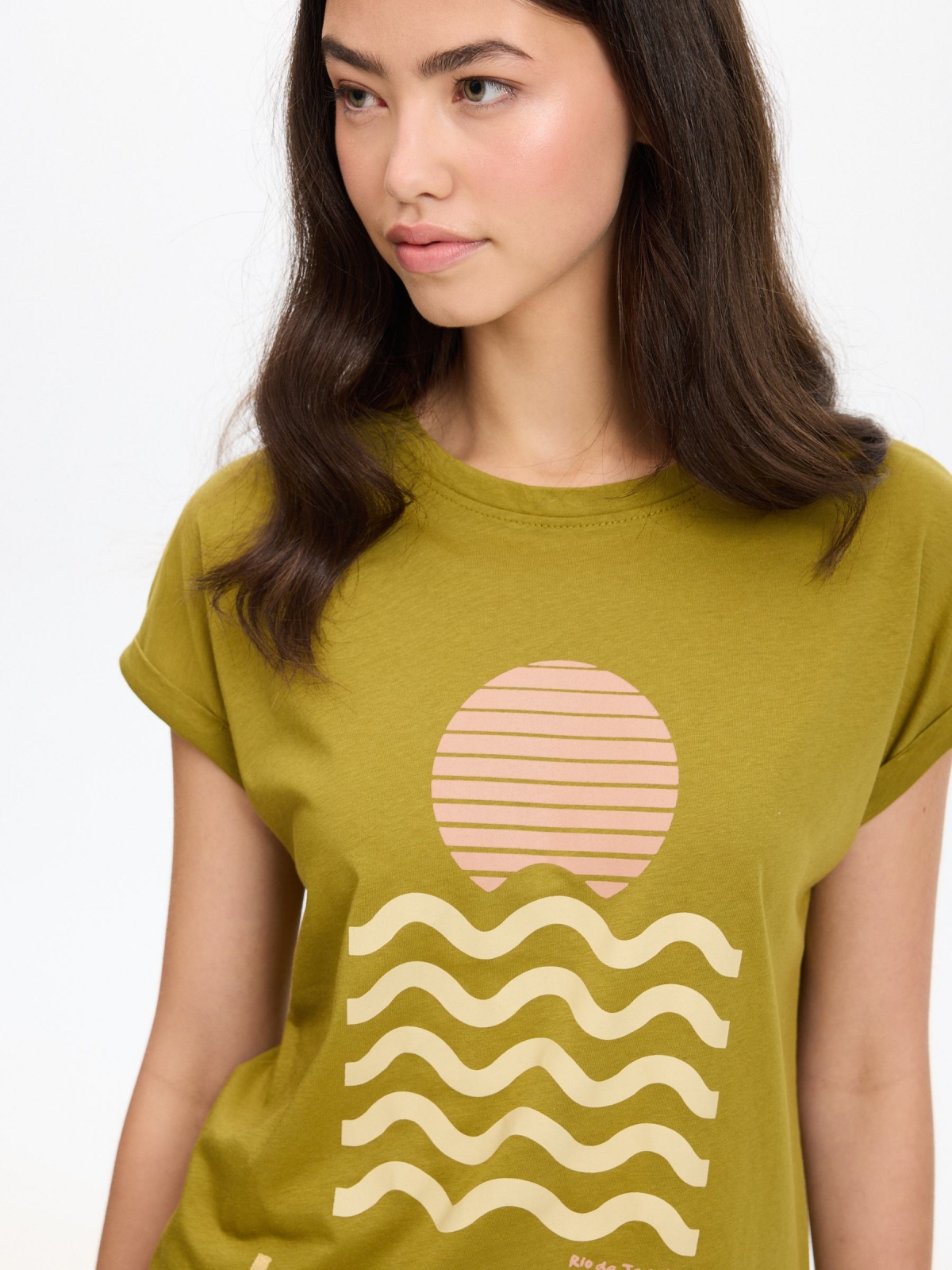 Camiseta oversized larga verde oliva vista detalle