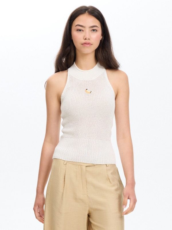 Top halter de crochê bordado banana branco vista meia frontal