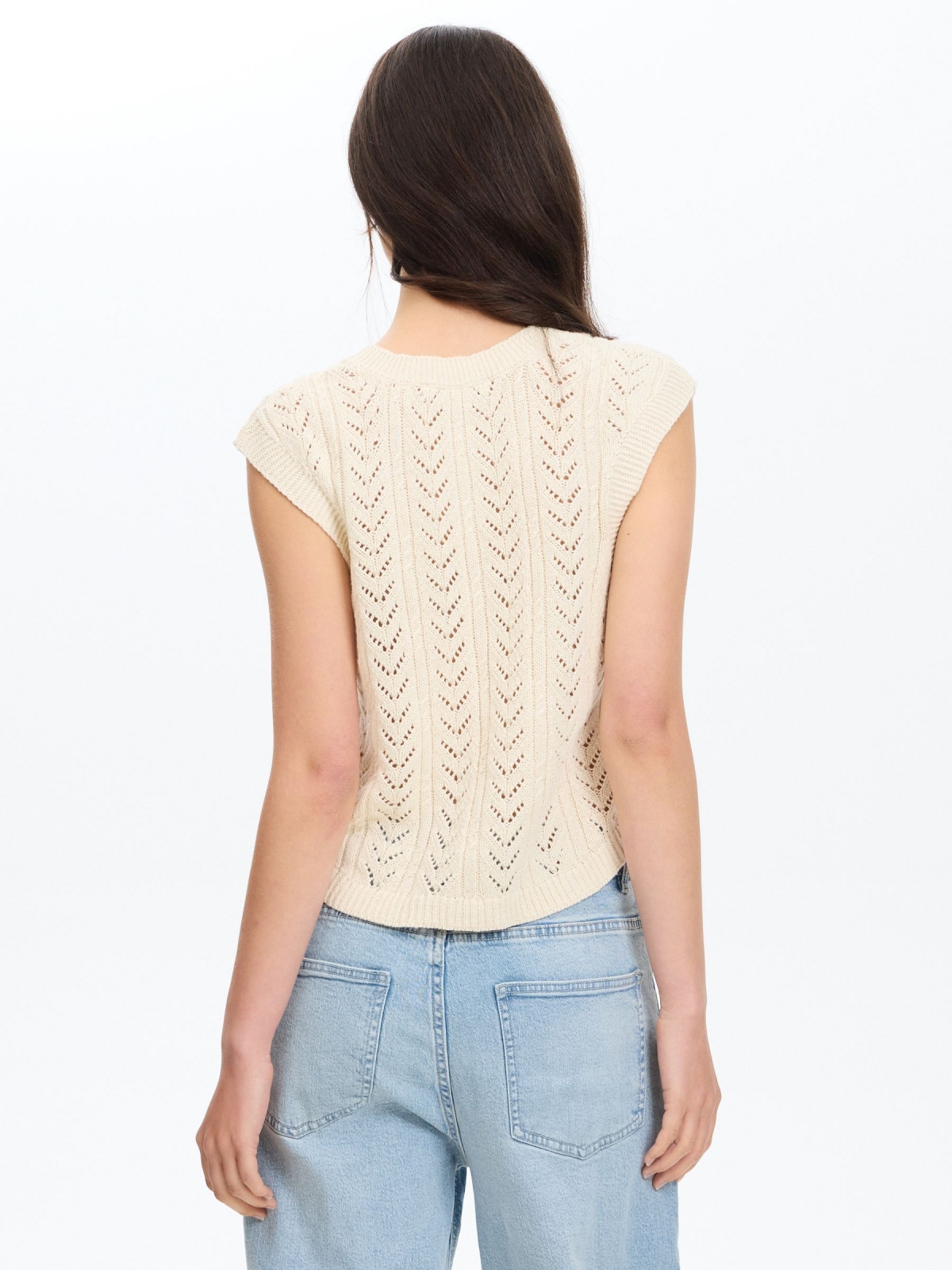 Top calado sin mangas beige vista media trasera