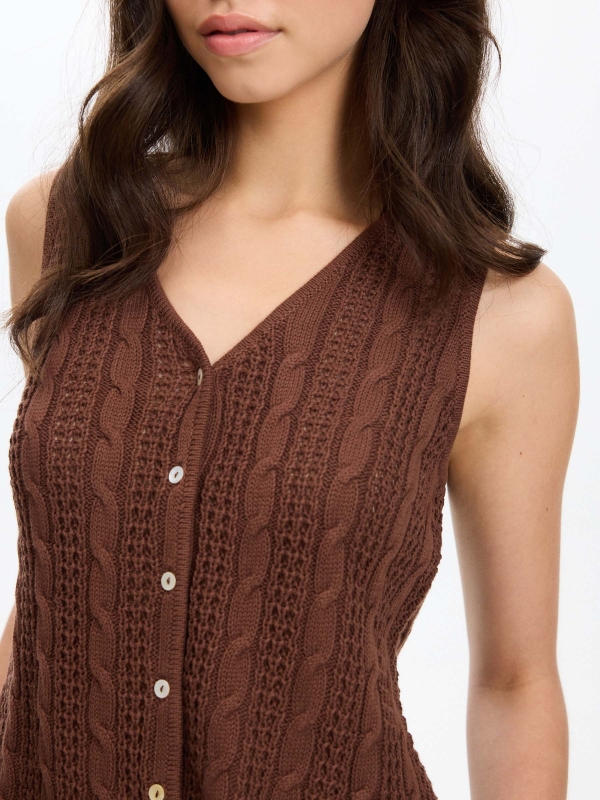 Top punto calado slim botones chocolate vista detalle