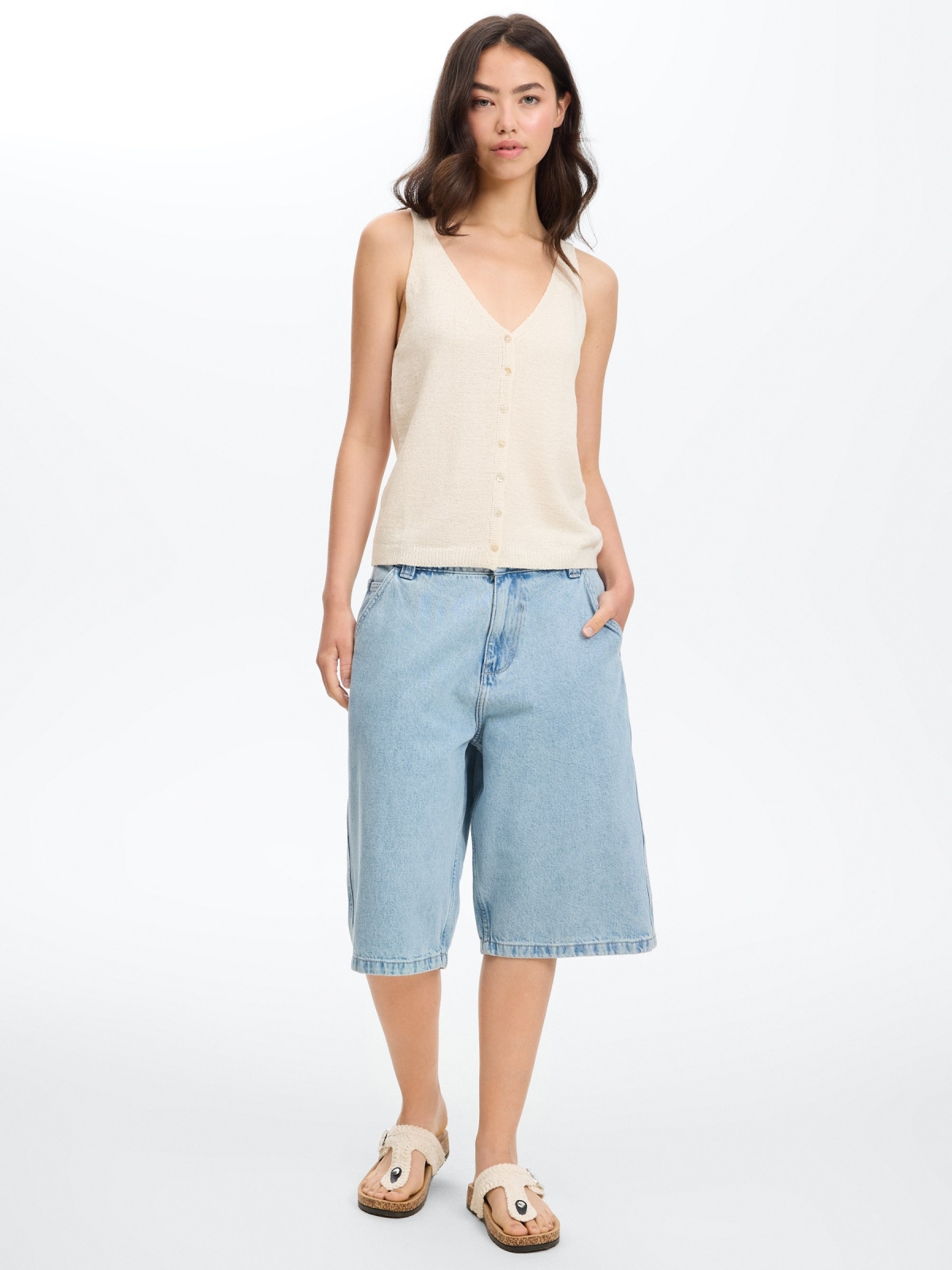 Top de alças com botões e decote em V off white vista geral frontal
