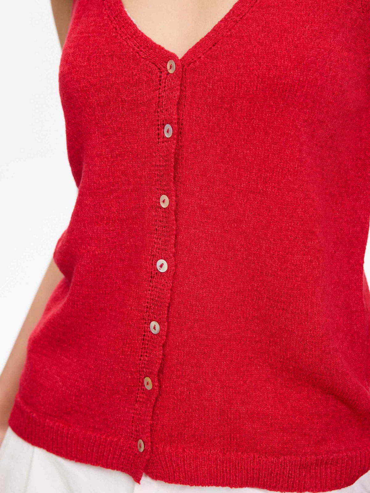 Top tirantes botones cuello pico carmín vista detalle