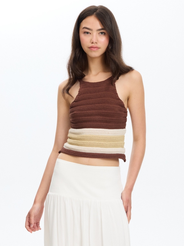 Top crop halter de rayas tricotosa chocolate vista media frontal