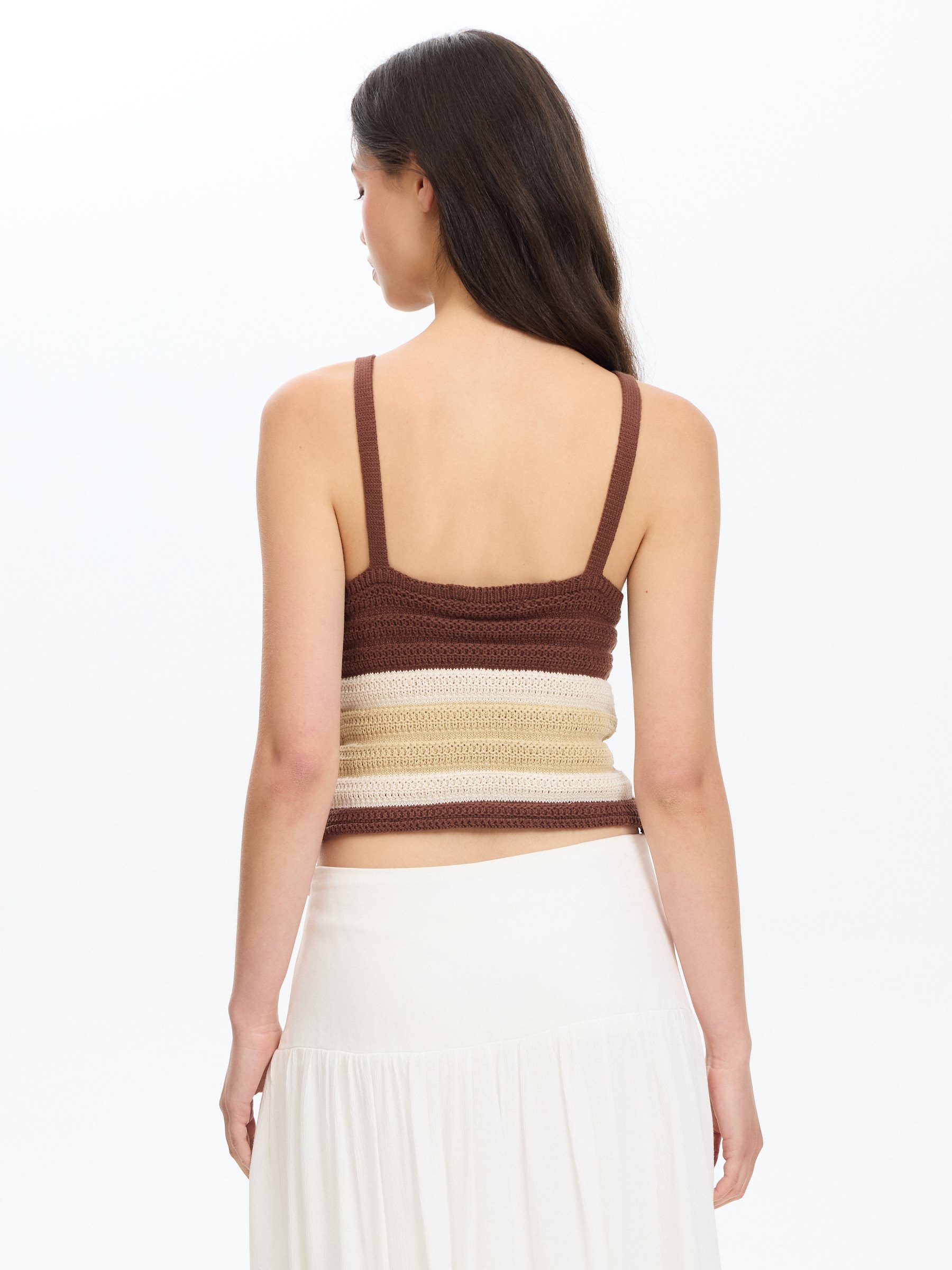 Top crop halter listrado de tricô chocolate vista meia frontal
