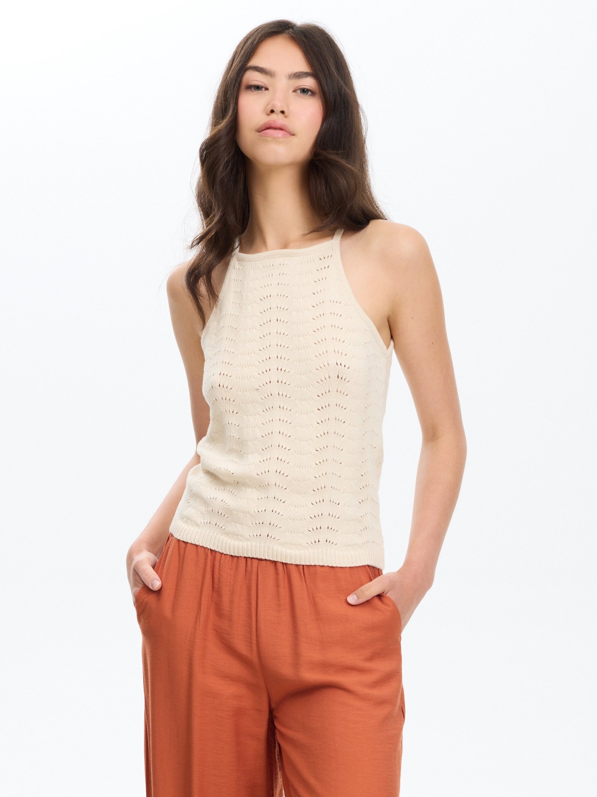 Top halter calado tricotosa blanco roto vista media frontal
