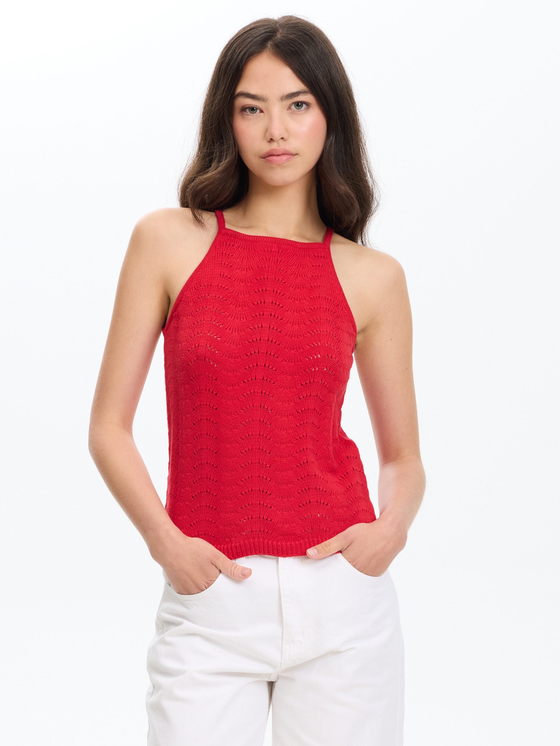Top halter vazado em tricot carmim vista meia frontal