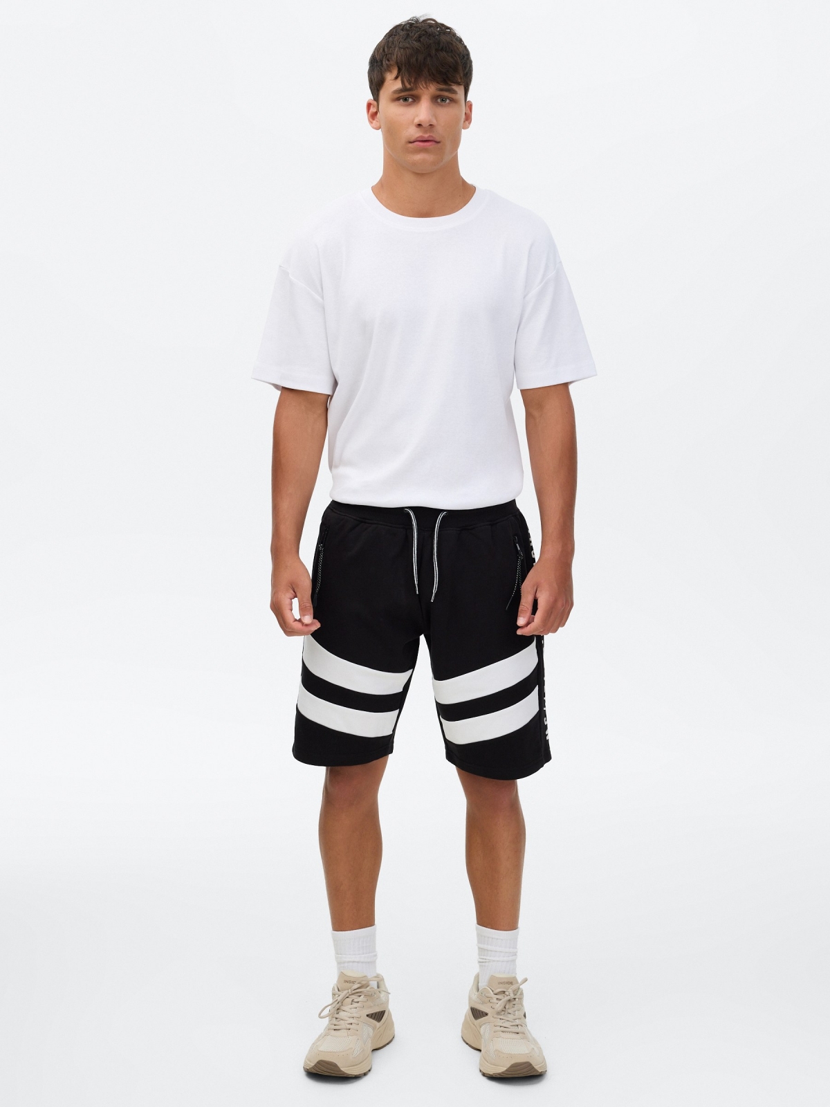 Bermuda jogger with bands black middle front view