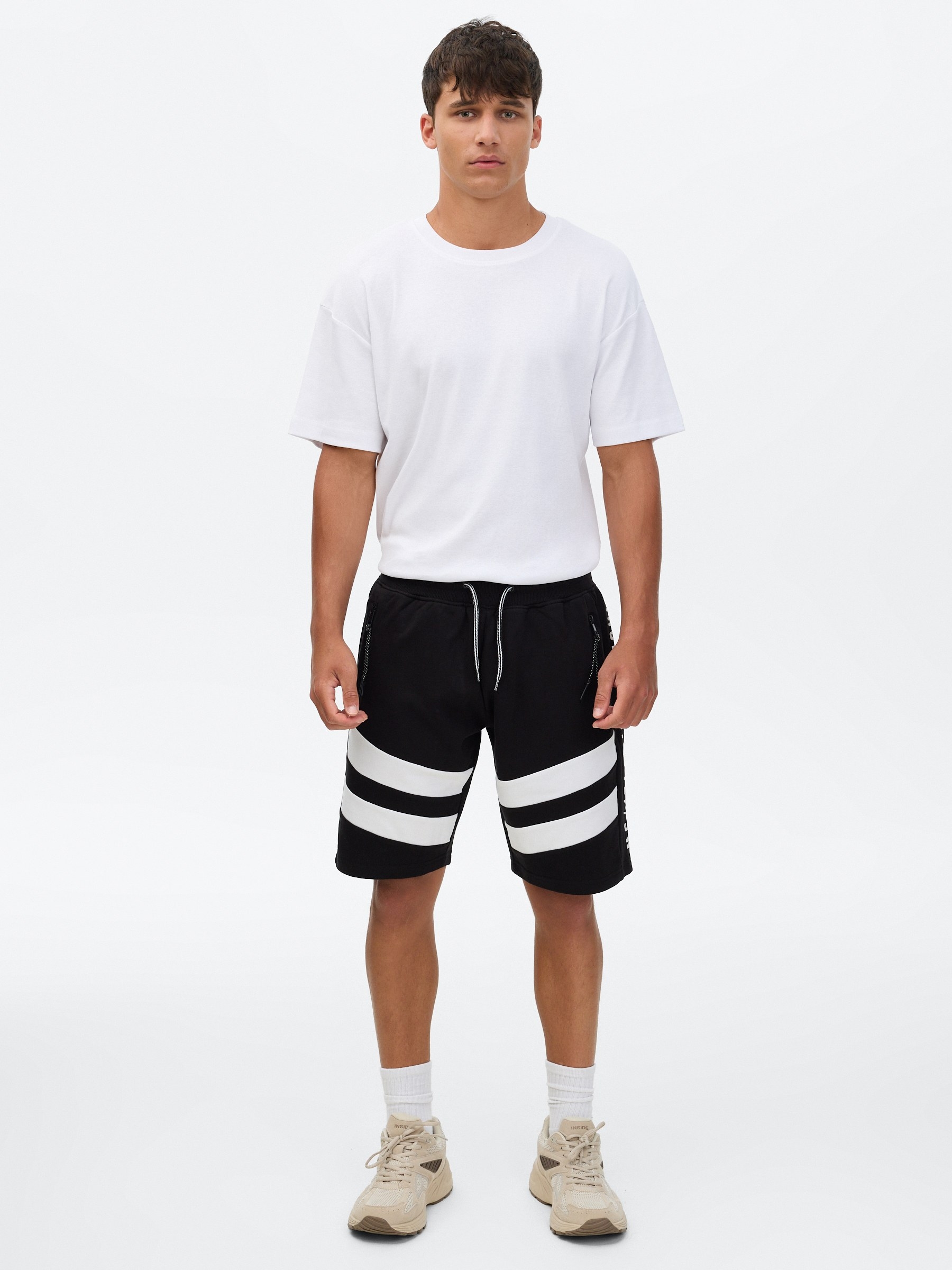Bermuda jogger con bandas negro vista media frontal