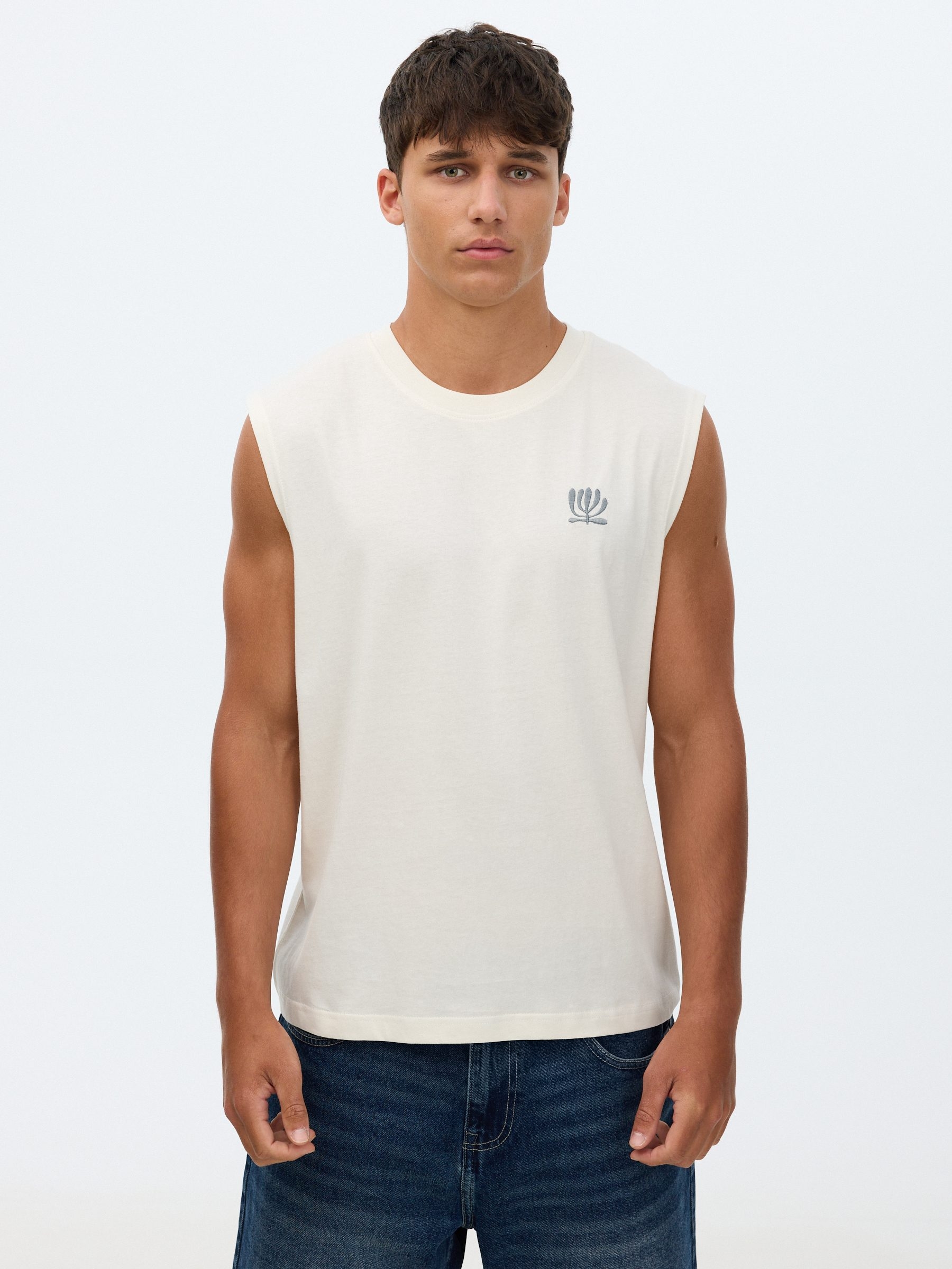 Camiseta sin mangas mini bordado crudo vista media frontal