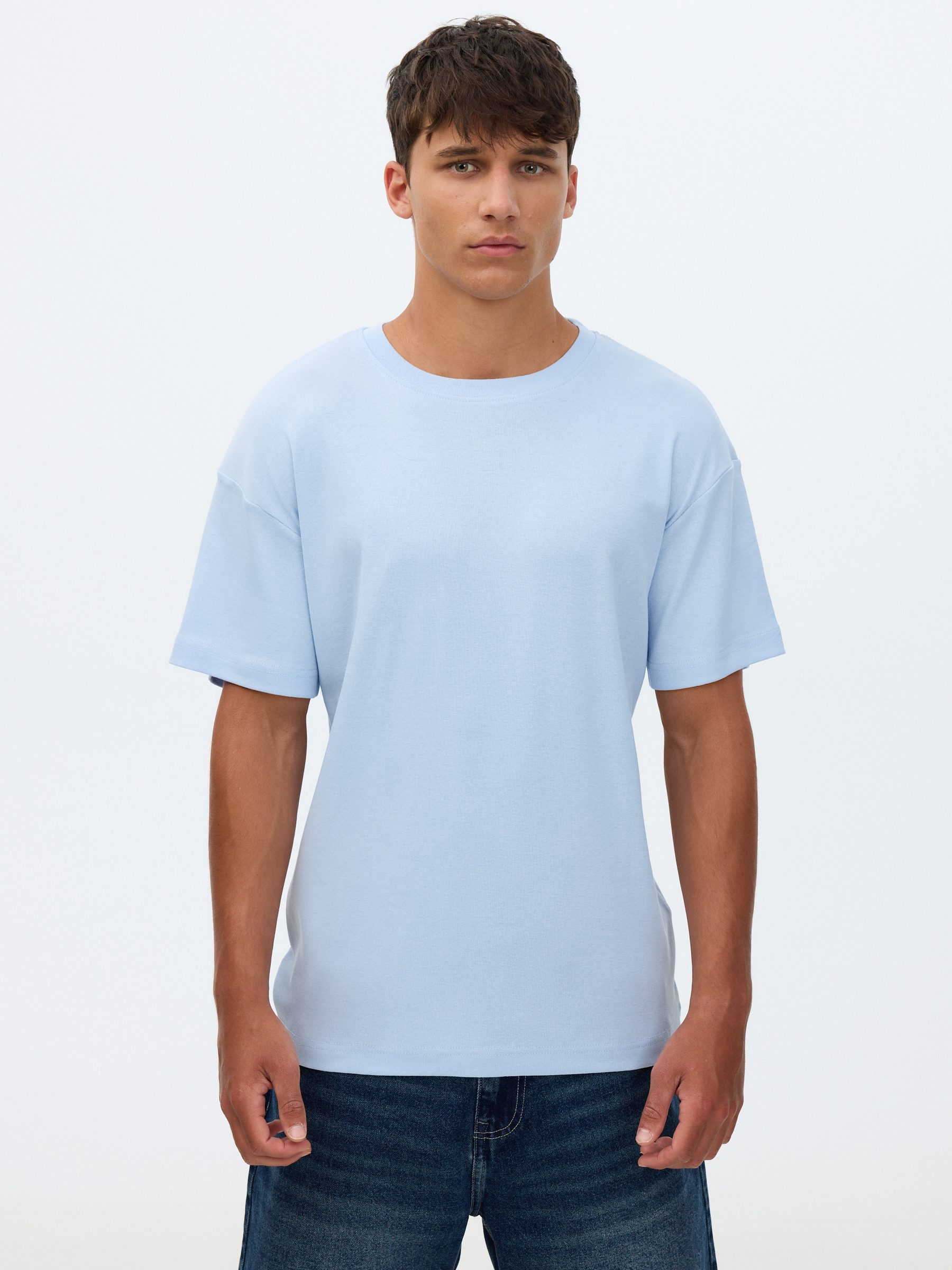 Camiseta básica de gola redonda azul céu vista meia frontal