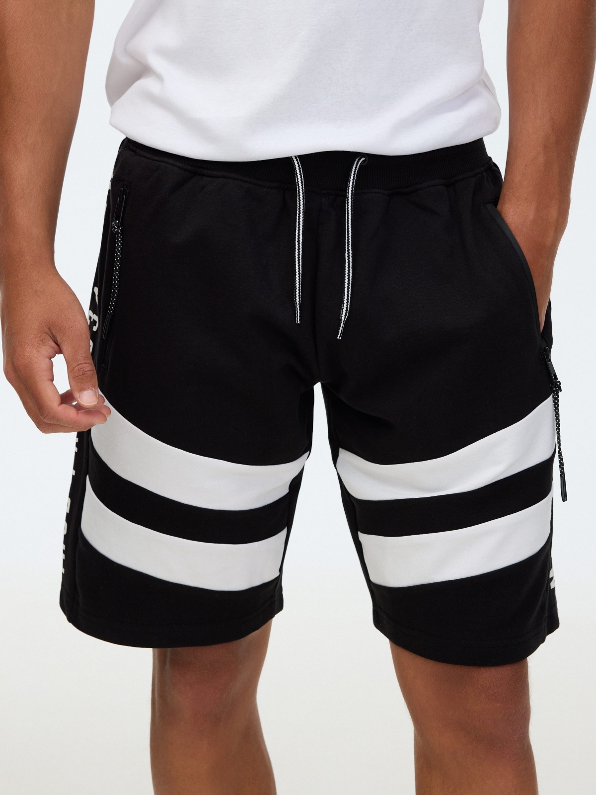 Bermuda jogger con bandas negro vista media trasera