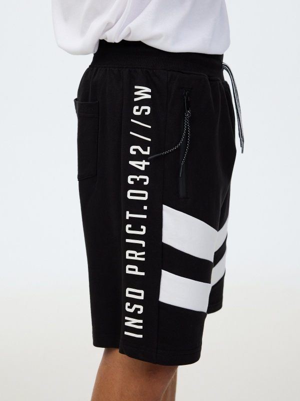 Bermuda jogger con bandas negro vista detalle