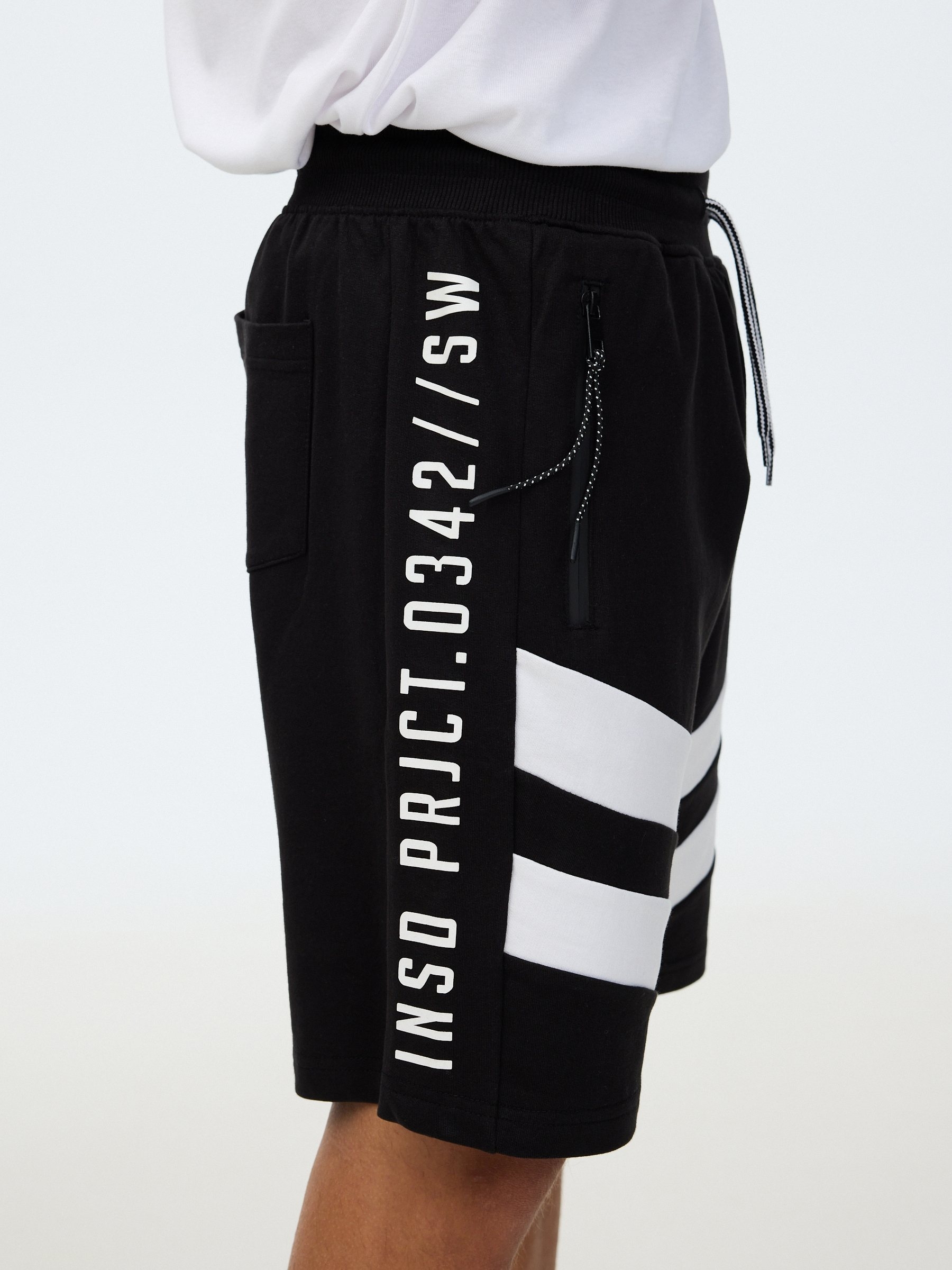 Calça de moletom Bermuda com faixas preto vista meia frontal
