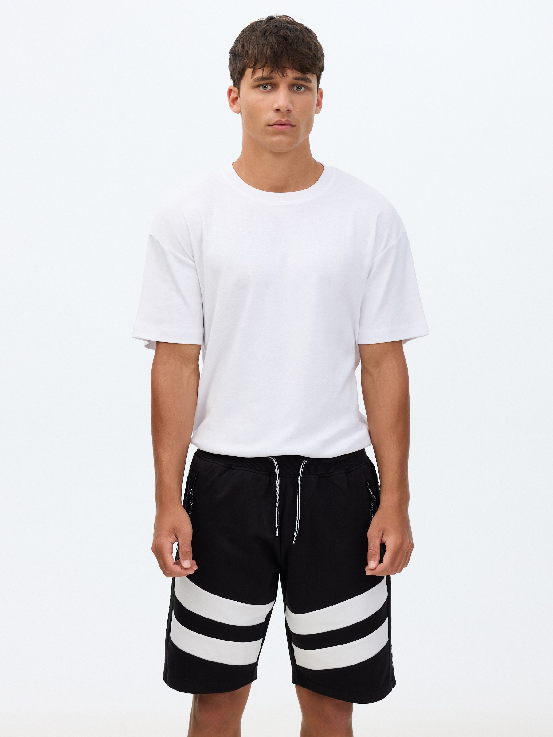 Bermuda jogger with bands black middle front view