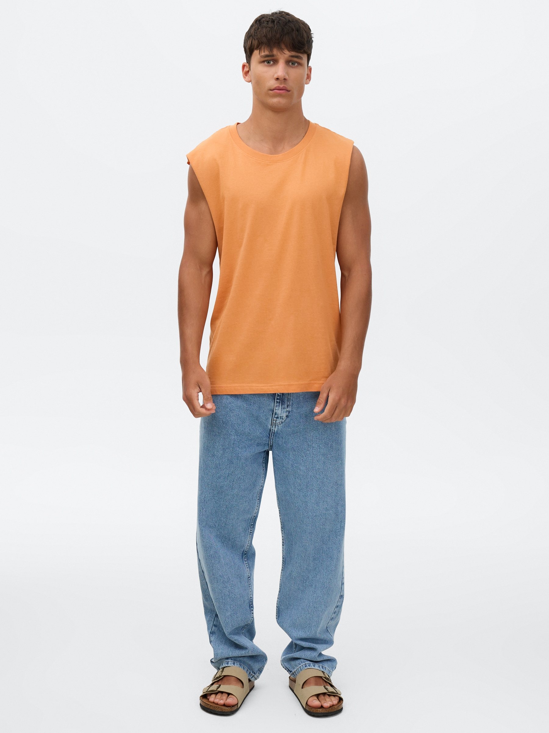 Camiseta básica sem mangas coral vista meia frontal