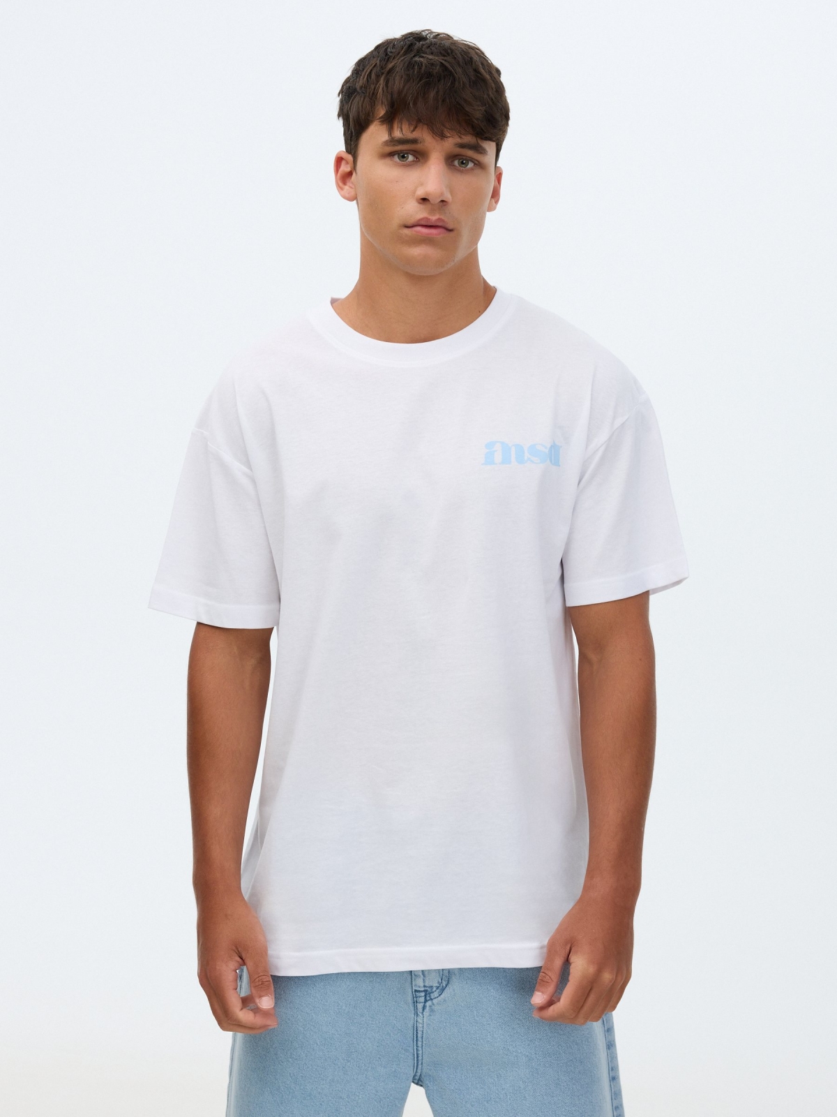 Camiseta estampada com texto branco vista meia frontal