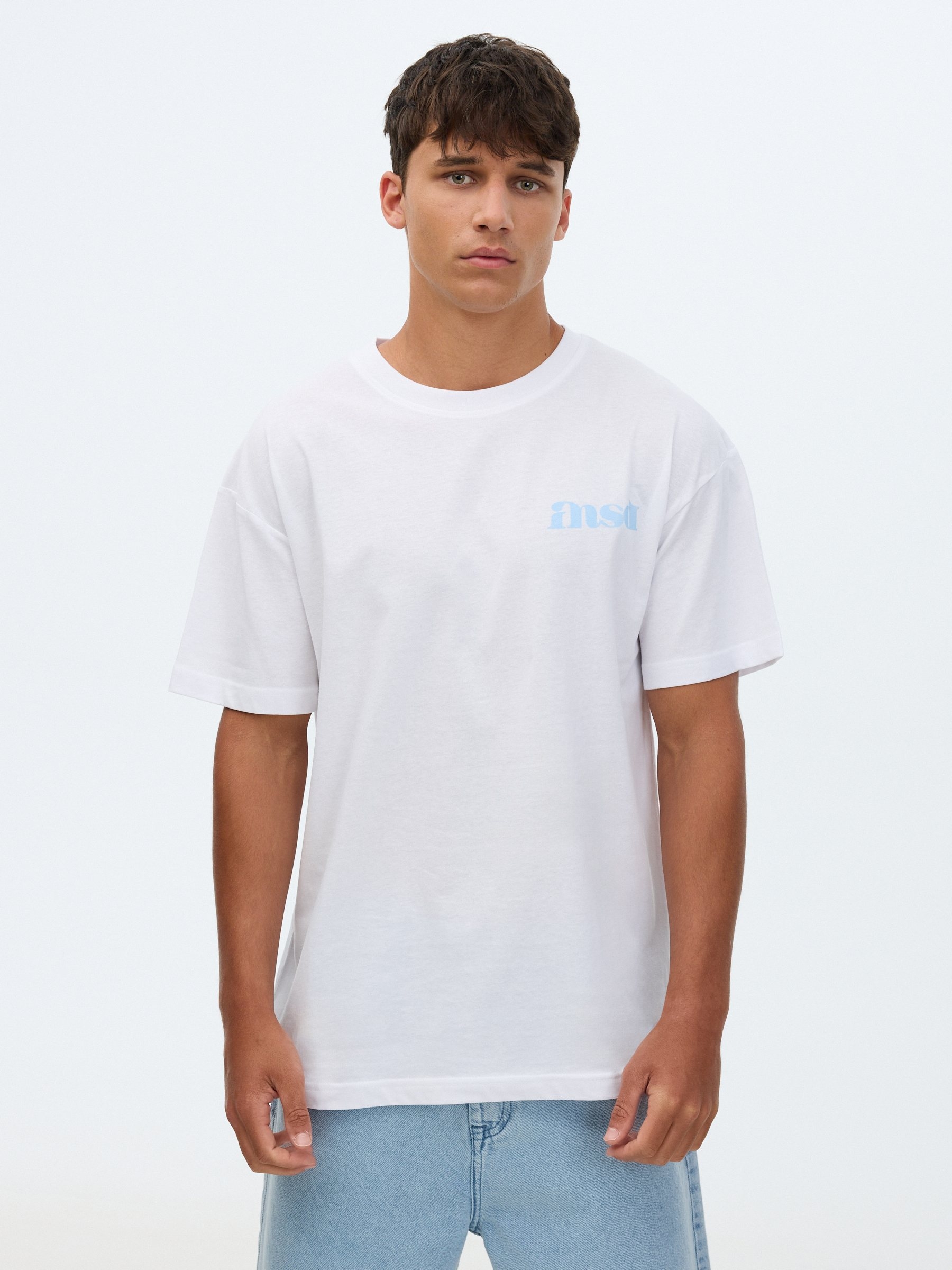  Camiseta estampada com texto branco vista frontal