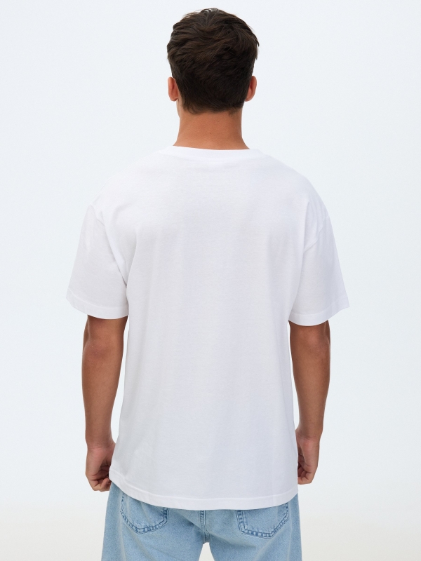 Camiseta estampada com texto branco vista meia traseira