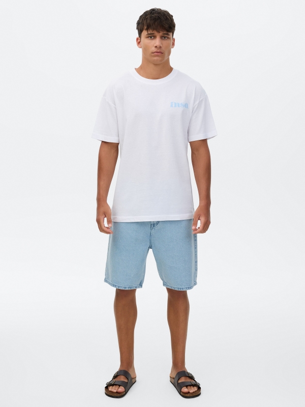 Camiseta estampada com texto branco vista geral frontal