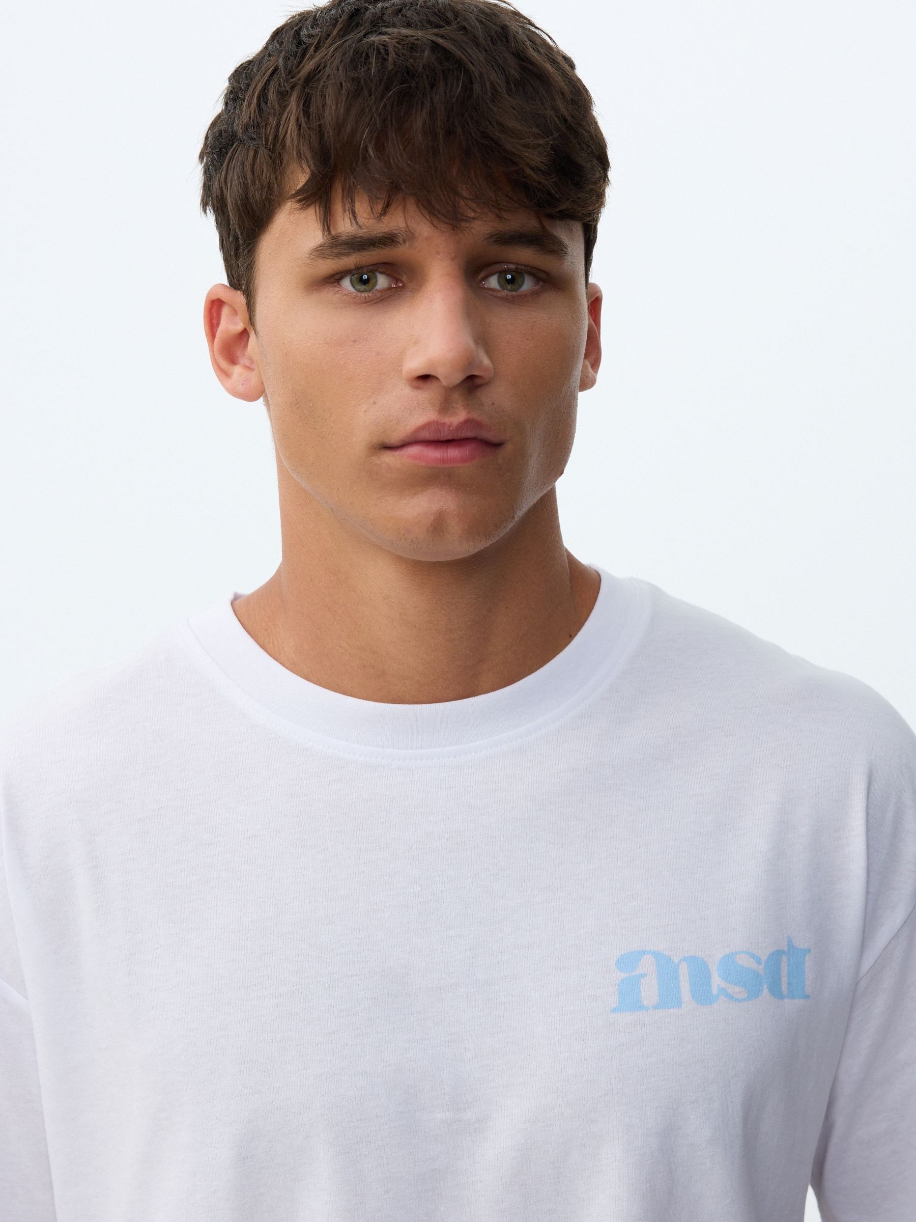  Camiseta estampada com texto branco vista frontal